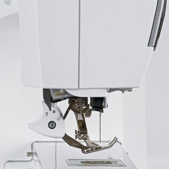 Швейно-вишивальна машина Bernina 880 Plus